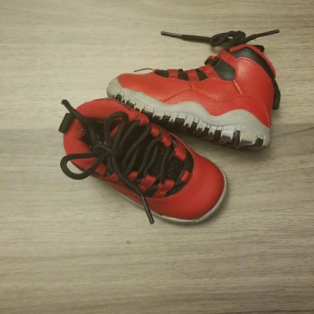Boys Nike Jordans size 5